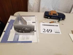 lot 249 image: 124 Scale Mercedes-Benz 450 SL Roadster Die-cast Metal Replica Model by Franklin Mint