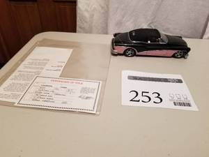 lot 253 image: 124 Scale 1953 Buick Skylark Custom Convertible Die-cast Metal Replica Model by Danbury Mint