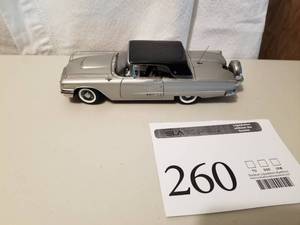 lot 260 image: 124 Scale 1958 Ford Thunderbird Coupe Die-cast Metal Replica Model by Danbury Mint