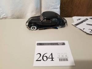 lot 264 image: 124 Scale 1934 Chrysler Airflow Coupe Die-cast Metal Replica Model by Franklin Mint