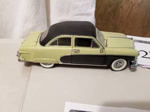 lot 276 image: 124 Scale 1950 Ford Crestliner Coupe Die-cast Metal Replica Model by Danbury Mint