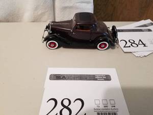 lot 282 image: 124 Scale 1933 Ford Deluxe Coupe Die-cast Metal Replica Model by Danbury Mint
