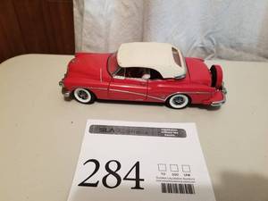 lot 284 image: 124 Scale 1952 Buick Skylark Convertible Die-cast Metal Replica Model by Danbury Mint
