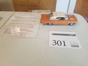 lot 301 image: 124 Scale 1960 Chevrolet Custom Convertible Die-cast Metal Replica Model by Danbury Mint