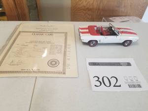 lot 302 image: 124 Scale 1969 Chevrolet Camaro SSRS Convertible Die-cast Metal Replica Model by Danbury Mint