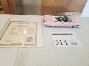 lot 314 image: 124 Scale 1959 Cadillac Series 62 Convertible Die-cast Metal Replica Model by Danbury Mint