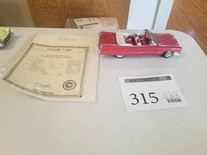 lot 315 image: 124 Scale 1959 Cadillac Series 62 Convertible Die-cast Metal Replica Model by Danbury Mint