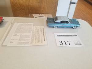 lot 317 image: 124 Scale 1959 Chevrolet Impala Convertible Die-cast Metal Replica Model by Danbury Mint