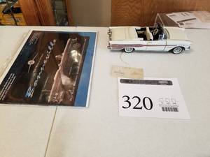 lot 320 image: 124 Scale 1957 Pontiac Bonneville Convertible Die-cast Metal Replica Model by Franklin Mint