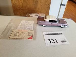 lot 321 image: 124 Scale 1959 Cadillac Eldorado Biarritz Convertible Die-cast Metal Replica Model by Danbury Mint