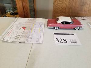 lot 328 image: 124 Scale 1957 Ford Thunderbird Convertible Die-cast Metal Replica Model by Danbury Mint