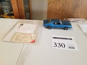 lot 330 image: 124 Scale 1969 Pontiac GTO Coupe Die-cast Metal Replica Model by Danbury Mint