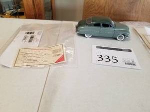 lot 335 image: 124 Scale 1949 Ford Mercury Coupe Die-cast Metal Replica Model by Danbury Mint