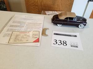lot 338 image: 124 Scale 1949 Mercury Convertible Die-cast Metal Replica Model by Danbury Mint