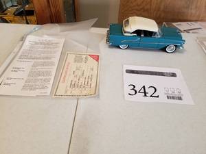 lot 342 image: 124 Scale 1955 Oldsmobile Super 88 Convertible Die-cast Metal Replica Model by Danbury Mint