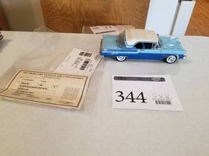 lot 344 image: 124 Scale 1957 Mercury Montclair Convertible Die-cast Metal Replica Model by Danbury Mint
