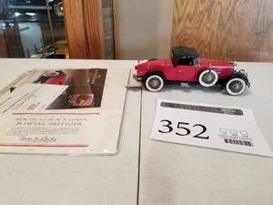 lot 352 image: 124 Scale 1928 Stutz Black Hawk Boattail Speedster Die-cast Metal Replica Model by Franklin Mint