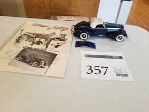 lot 357 image: 124 Scale 1935 Auburn Boattail 851 Speedster Die-cast Metal Replica Model by Franklin Mint