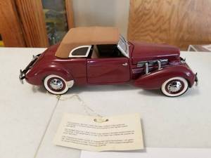 lot 358 image: 124 Scale 1937 Cord 812 Phaeton Die-cast Metal Replica Model by Franklin Mint