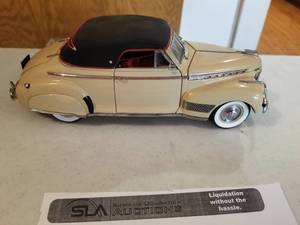 lot 360 image: 124 Scale 1941 Chevrolet Special Deluxe Convertible Die-cast Metal Replica Model by Danbury Mint