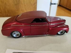 lot 363 image: 124 Scale 1941 Chevrolet Custom Convertible Die-cast Metal Replica Model by Danbury Mint