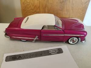 lot 368 image: 124 Scale 1949 Ford Custom Lead Sled Convertible Die-cast Metal Replica Model by Danbury Mint