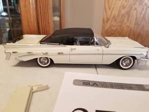 lot 373 image: 124 Scale 1959 Pontiac Bonneville Convertible Die-cast Metal Replica Model by Danbury Mint