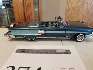 lot 374 image: 124 Scale 1958 Pontiac Bonneville Convertible Die-cast Metal Replica Model by Danbury Mint