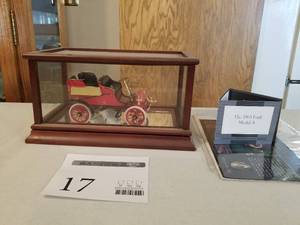 lot 17 image: 116 Scale 1903 Ford Model A Roadster Die-cast Metal Replica Model by Franklin Mint