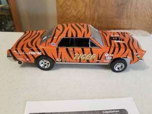 lot 390 image: 124 Scale 1966 Pontiac GTO Gasser Race Car Die-cast Metal Replica Model