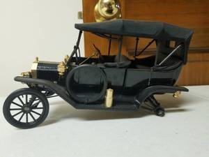 lot 410 image: 124 Scale Ford Model A Convertible Die-cast Metal Replica Model
