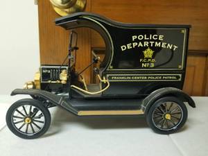 lot 411 image: 124 Scale Ford Model T Police Wagon Delivery Truck Die-cast Metal Replica Model by Franklin Mint