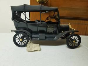 lot 412 image: 124 Scale Ford Model T Convertible #N4200 Collectors Edition Die-cast Metal Replica Model