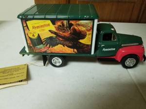 lot 438 image: Shur Shot and Express Game Bird Series 124 Scale Turkey Edition Delivery Truck Die-cast Metal Replica Model by Remington