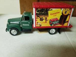 lot 440 image: Shur Shot and Express Game Bird Series 124 Scale Quail Edition Delivery Truck Die-cast Metal Replica Model by Remington