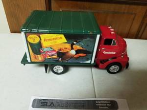 lot 444 image: 124 Scale Delivery Truck Die-cast Metal Replica Model by Remington