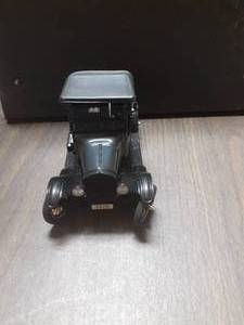 lot 451 image: 124 Scale 1928 Ford Model T Runabout Pickup Truck Die-cast Metal Replica Model by Danbury Mint