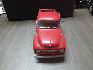 lot 452 image: 124 Scale 1956 Ford F-100 Half-Ton Pickup Truck Die-cast Metal Replica Model by Danbury Mint