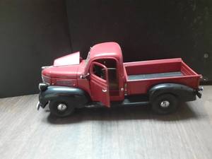 lot 454 image: 124 Scale 1941 Dodge Series WC Half-Ton Pickup Truck Die-cast Metal Replica Model by Danbury Mint