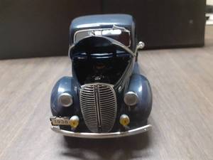 lot 458 image: 124 Scale 1938 Ford 81C-830 Half-Ton Pickup Truck Die-cast Metal Replica Model by Danbury Mint