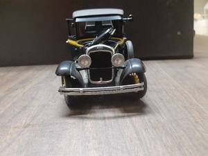 lot 459 image: 124 Scale 1929 Dodge Merchants Express Pickup Truck Die-cast Metal Replica Model by Danbury Mint