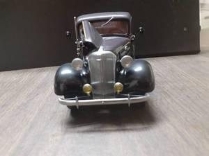 lot 461 image: 124 Scale 1937 Chevrolet Model GC Half-Ton Pickup Truck Die-cast Metal Replica Model by Danbury Mint