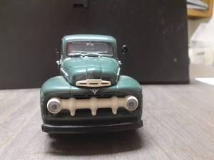 lot 463 image: 124 Scale 1951 Ford F-1 Half-Ton Pickup Truck Die-cast Metal Replica Model by Danbury Mint