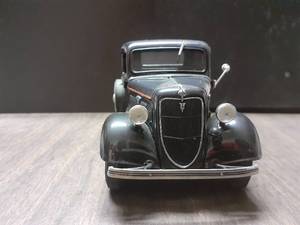 lot 465 image: 124 Scale 1935 Ford 50-830 Half-Ton Pickup Truck Die-cast Metal Replica Model by Danbury Mint