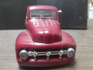 lot 467 image: 124 Scale 1951 Ford F-1 Half-Ton Custom Pickup Truck Die-cast Metal Replica Model by Danbury Mint
