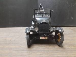 lot 470 image: 124 Scale 1925 Ford Model T Tow Truck Die-cast Metal Replica Model by Danbury Mint