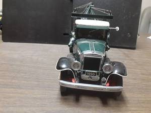 lot 472 image: 124 Scale 1930 International A5 Wrecker Die-cast Metal Replica Model by Danbury Mint