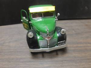 lot 475 image: 124 Scale Dodge Pickup Truck Die-cast Metal Replica Model