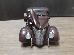 lot 476 image: 124 Scale Custom Pickup Truck Die-cast Metal Replica Model