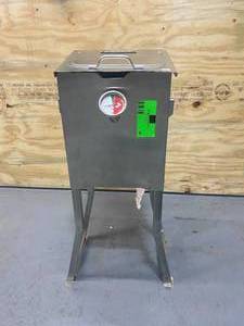 lot 41 image: BAYOU CLASSICS 2.5 gal. Bayou Fryer with Stainless Steel Basket
